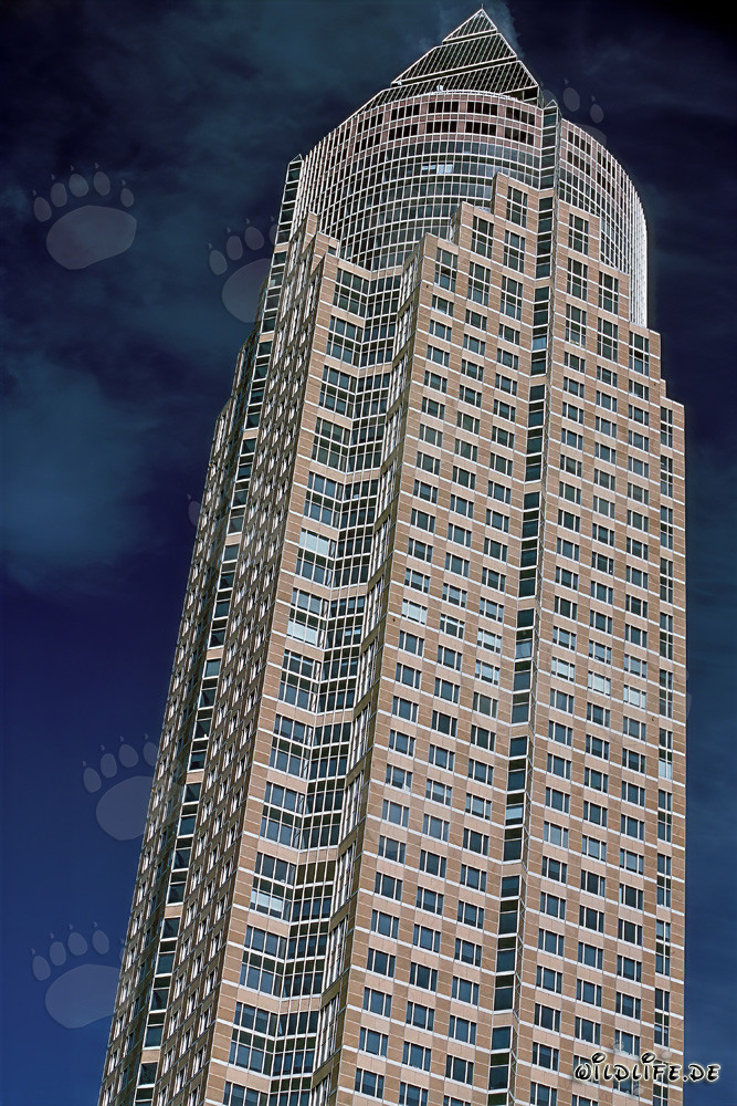 Vue sur l'imposante tour de la foire de Francfort avec sa pointe caractéristique