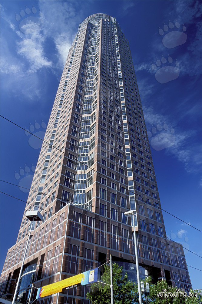 La Tour de la Foire imposante à Francfort-sur-le-Main