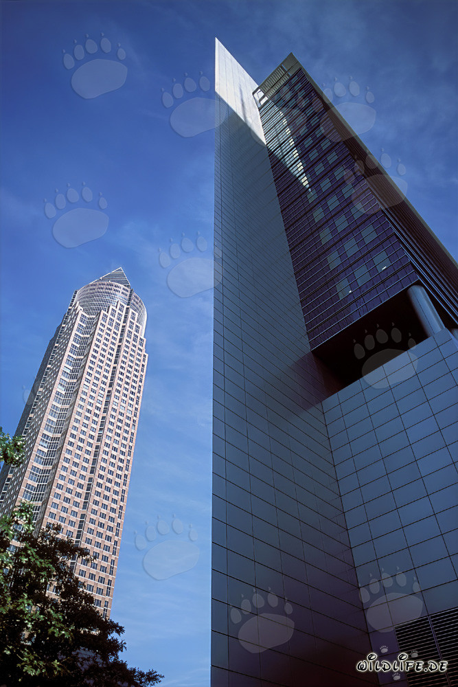 Impresionante Torre de Feria de Fráncfort con una punta de pirámide llamativa