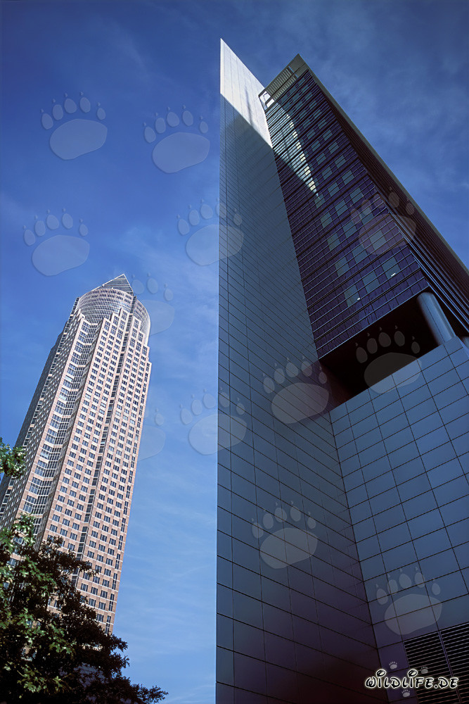 Impressionante Torre della Fiera di Francoforte con una punta di piramide evidente