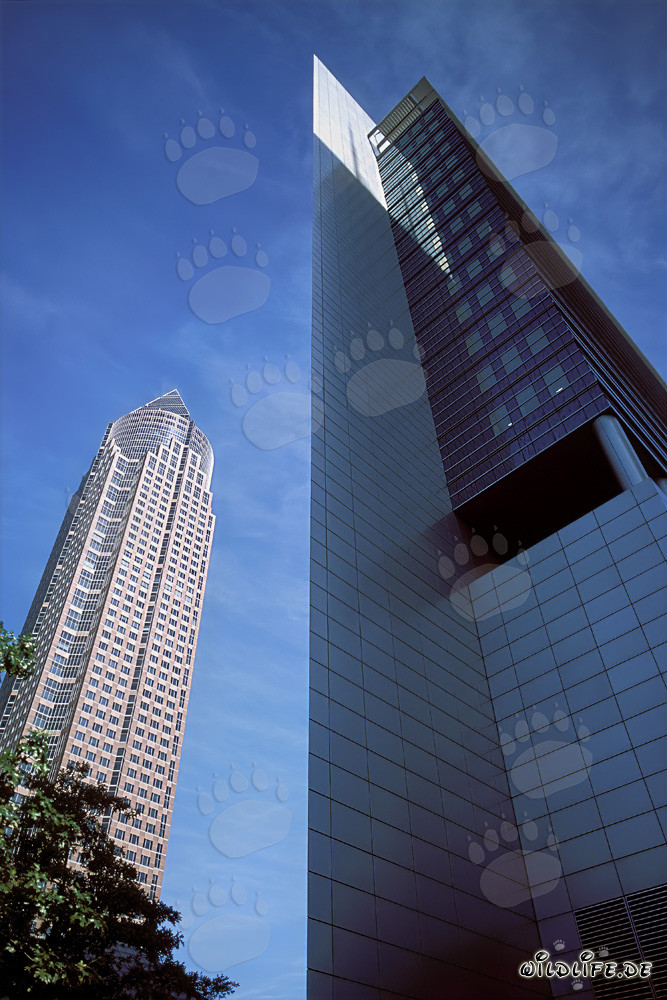 Impressionnante tour de foire de Francfort avec une pointe de pyramide marquante