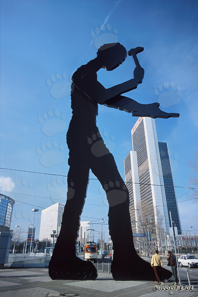 Der Hammering Man vor dem Messeturm in Frankfurt