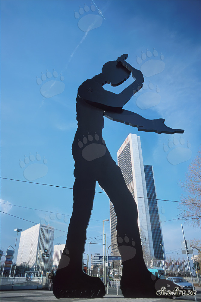 Hammering Man in front of the Trade Fair Tower in Frankfurt, Germany