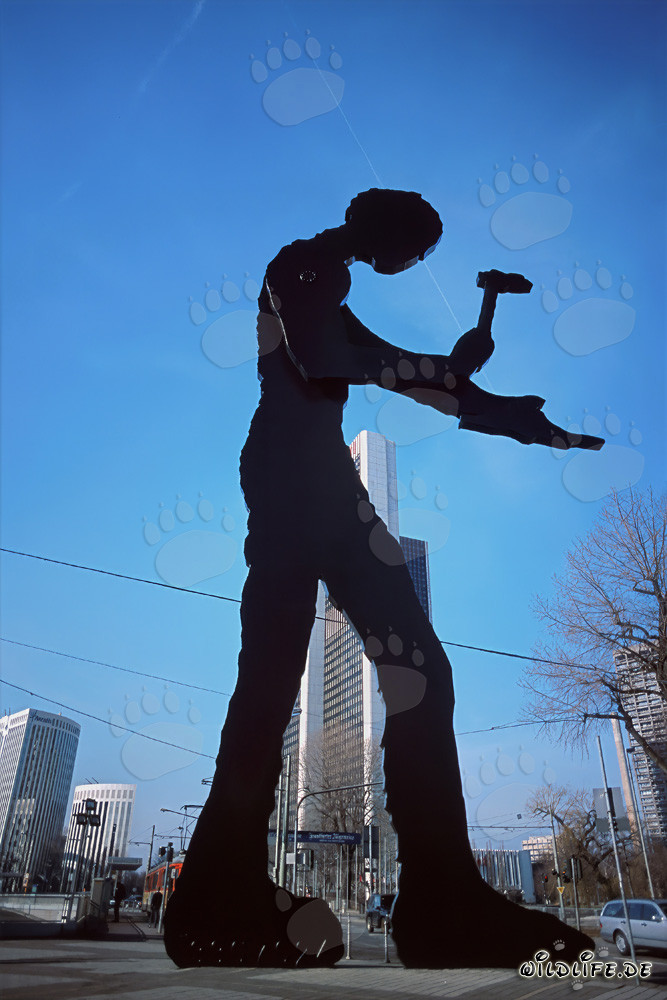 L' 'Hammering Man' davanti alla torre della fiera a Francoforte sul Meno, Assia, Germania