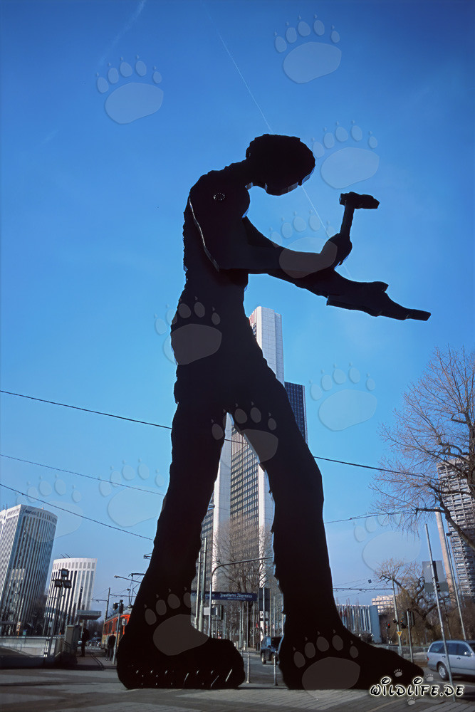 El 'Hammering Man' frente a la torre de la feria en Fráncfort del Meno, Hesse, Alemania