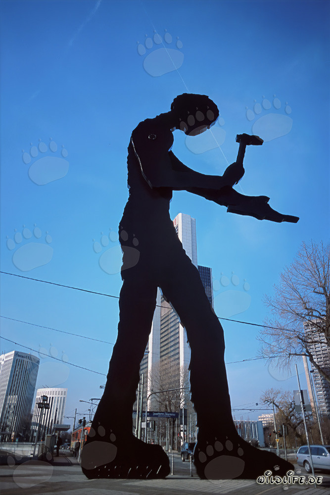 Le 'Hammering Man' devant la tour de la foire de Francfort-sur-le-Main, Hesse, Allemagne