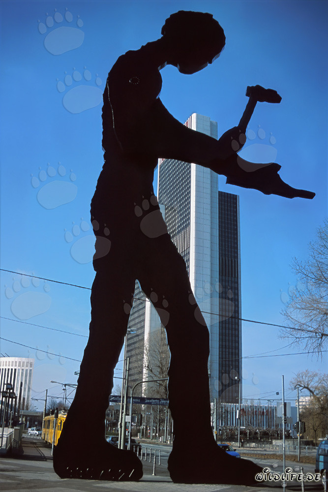 El Hammering Man frente a la Torre de Feria en Frankfurt