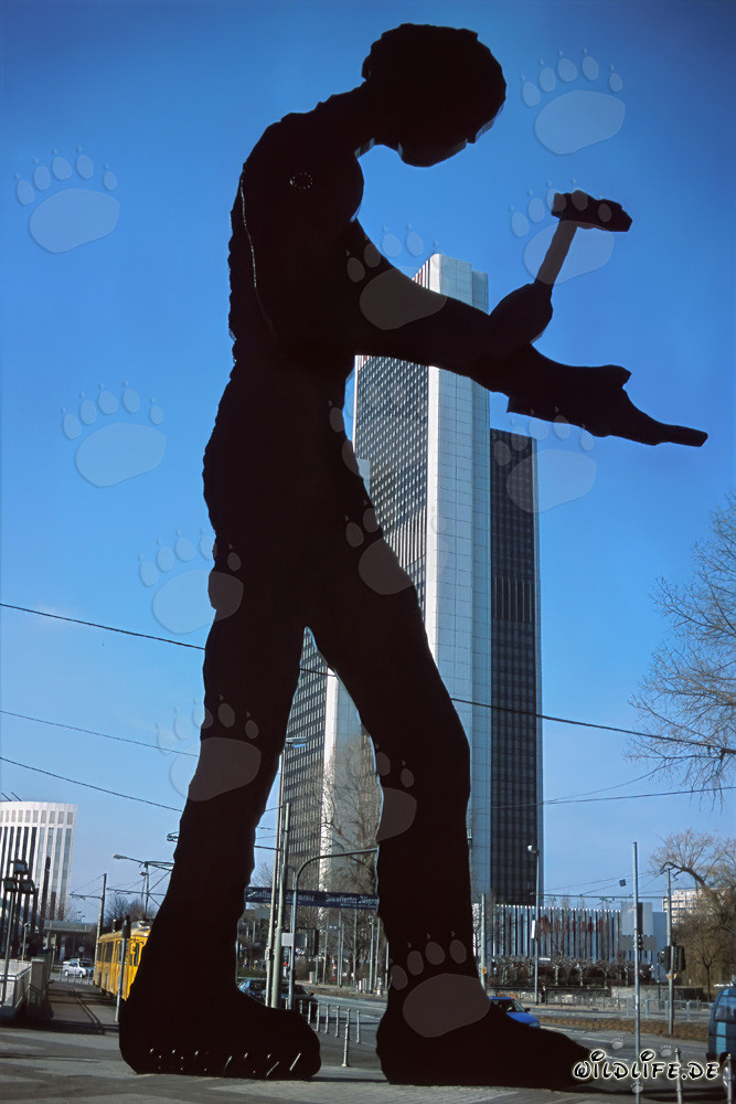 L'Hammering Man di fronte alla Torre della Fiera a Francoforte