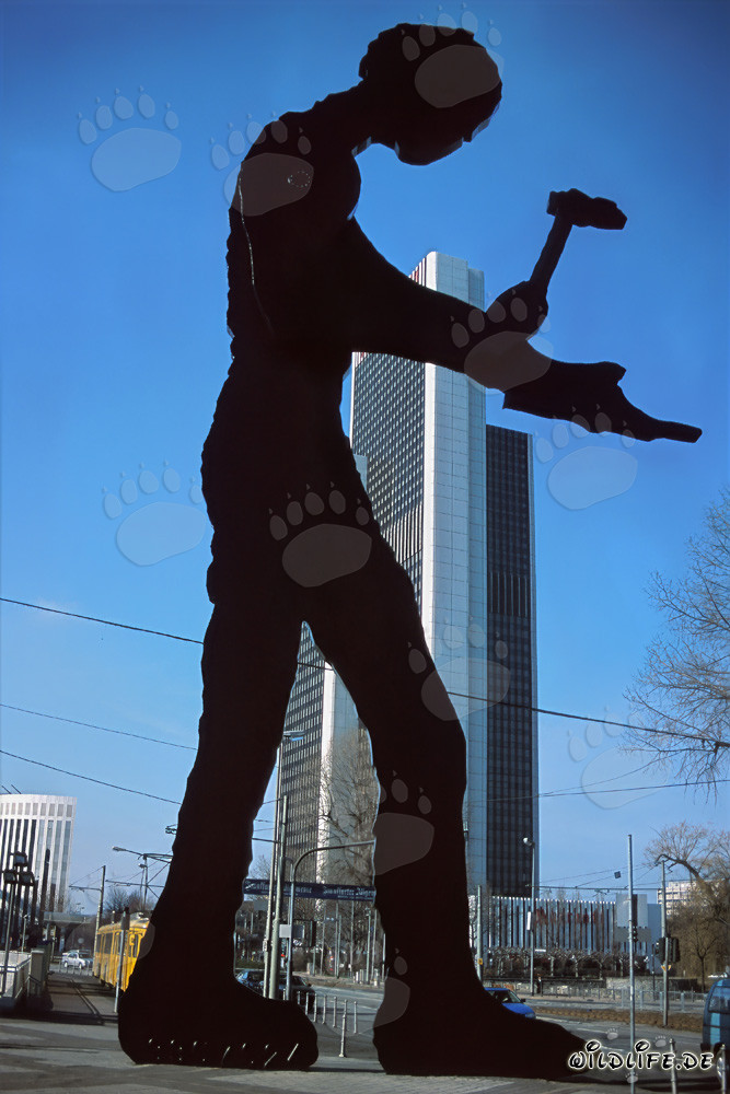 Le Hammering Man devant la tour de la foire de Francfort
