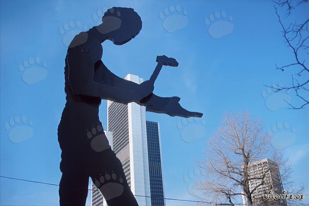 Hammering Man vor dem Messeturm in Frankfurt am Main, Deutschland