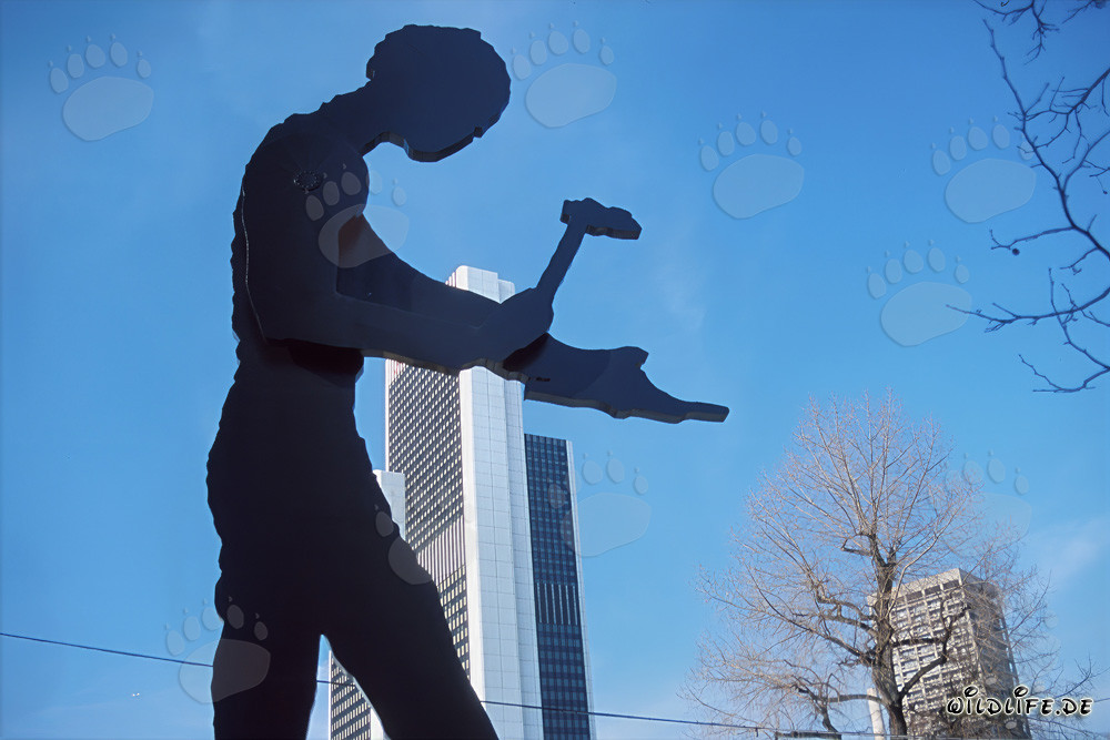 Hammering Man frente a la Torre de la Feria en Frankfurt, Alemania