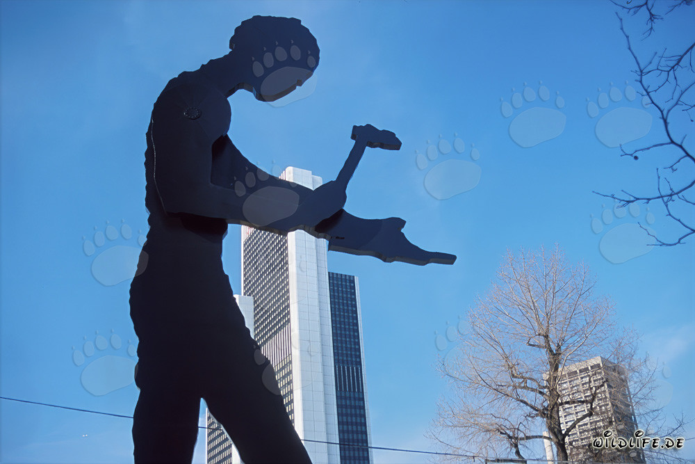 Hammering Man di fronte alla Torre della Fiera a Francoforte sul Meno, Germania