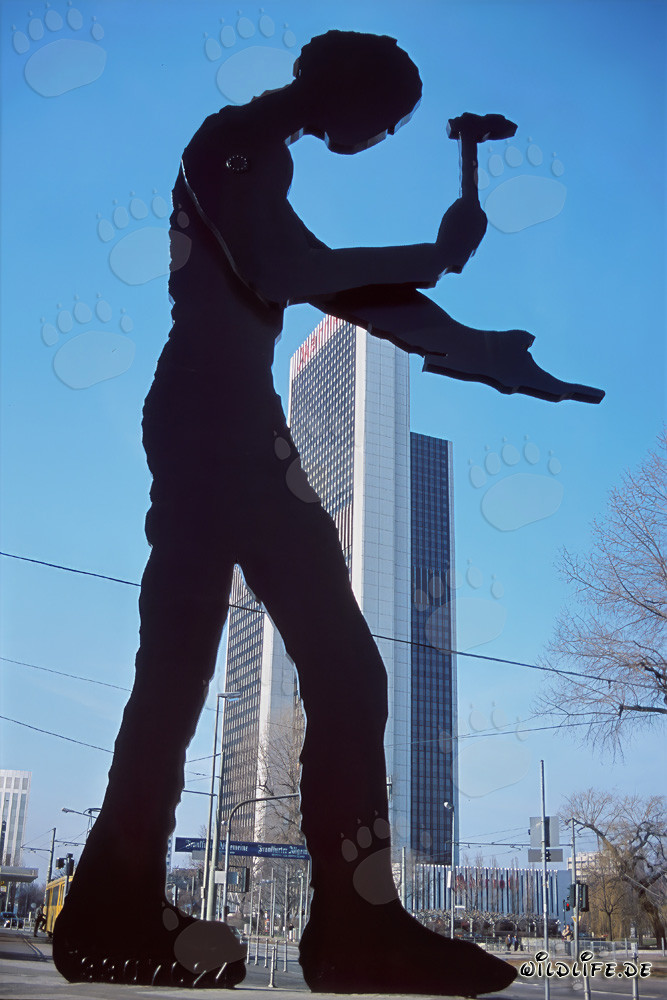 Hammering Man devant la tour de la Foire de Francfort-sur-le-Main