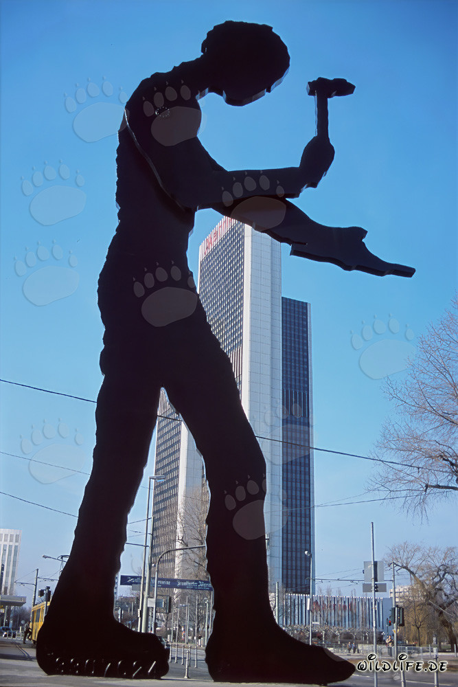 Hammering Man davanti alla Torre della Fiera di Francoforte sul Meno