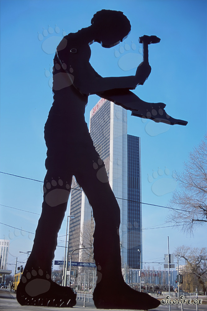 Hammering Man vor dem Messeturm in Frankfurt am Main
