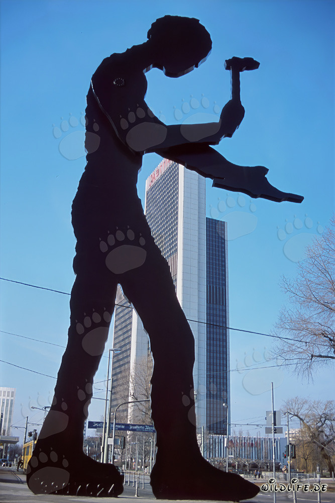 Hammering Man frente a la Torre de Ferias de Fráncfort del Meno