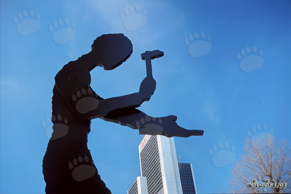 Hammering Man frente al Messeturm en Frankfurt am Main, Alemania
