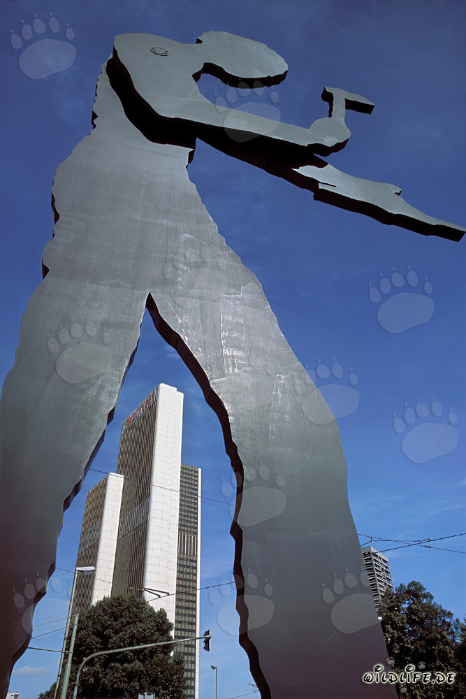 Escultura del Hombre Martillo frente a la Torre de Ferias en Frankfurt am Main, Hesse, Alemania