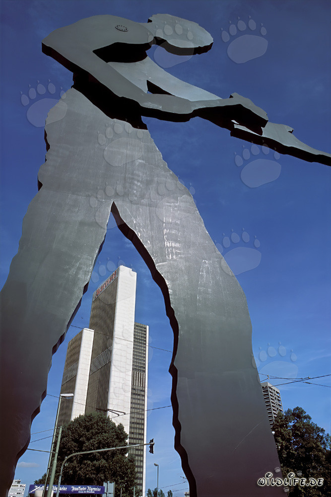 Der Hammermann vor dem Messeturm in Frankfurt