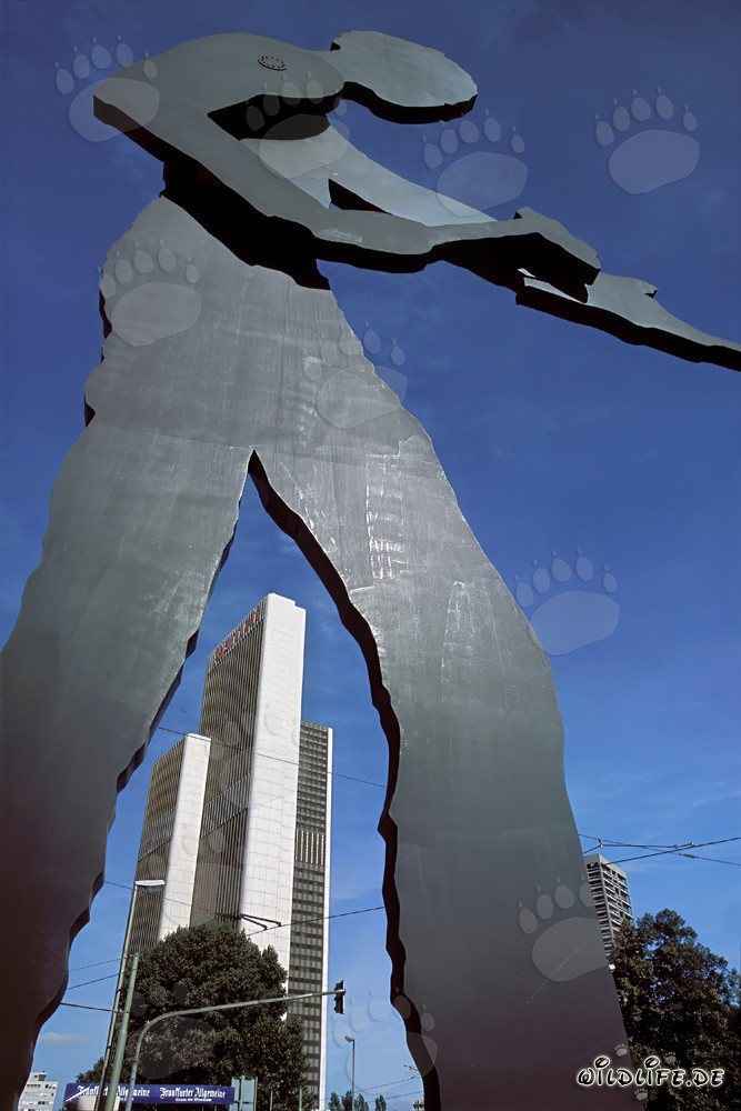 Le marteau devant la tour de la foire de Francfort