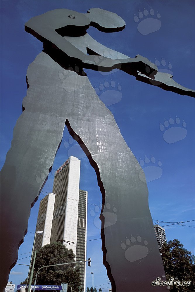 L'uomo del martello di fronte alla Torre della fiera di Francoforte