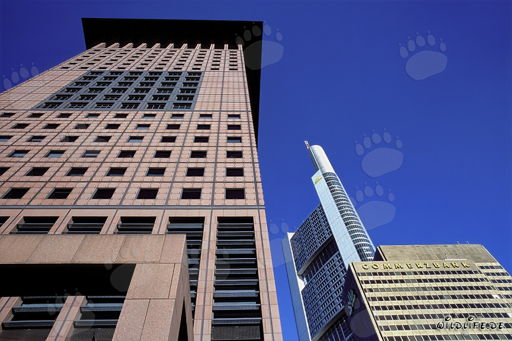 Futuristisches Japan-Center und markantes Commerzbank Gebäude in Frankfurt