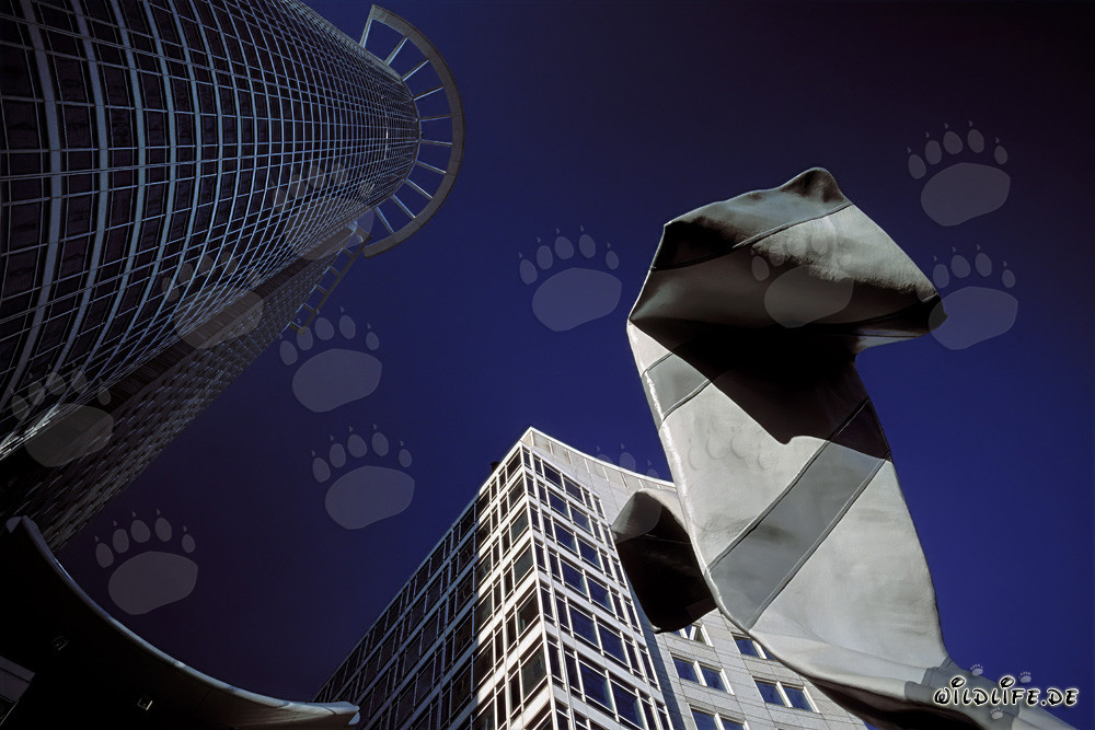 Vue sur l'imposant gratte-ciel de la DZ-Bank à Francfort-sur-le-Main