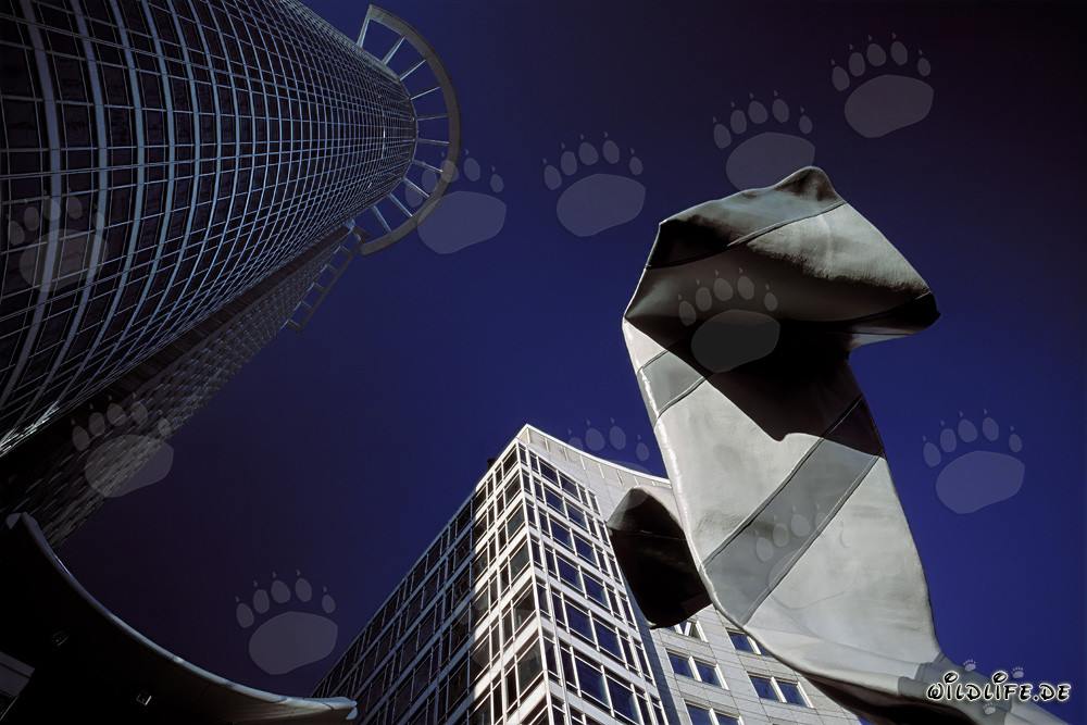 Vista del imponente rascacielos de la DZ-Bank en Frankfurt am Main