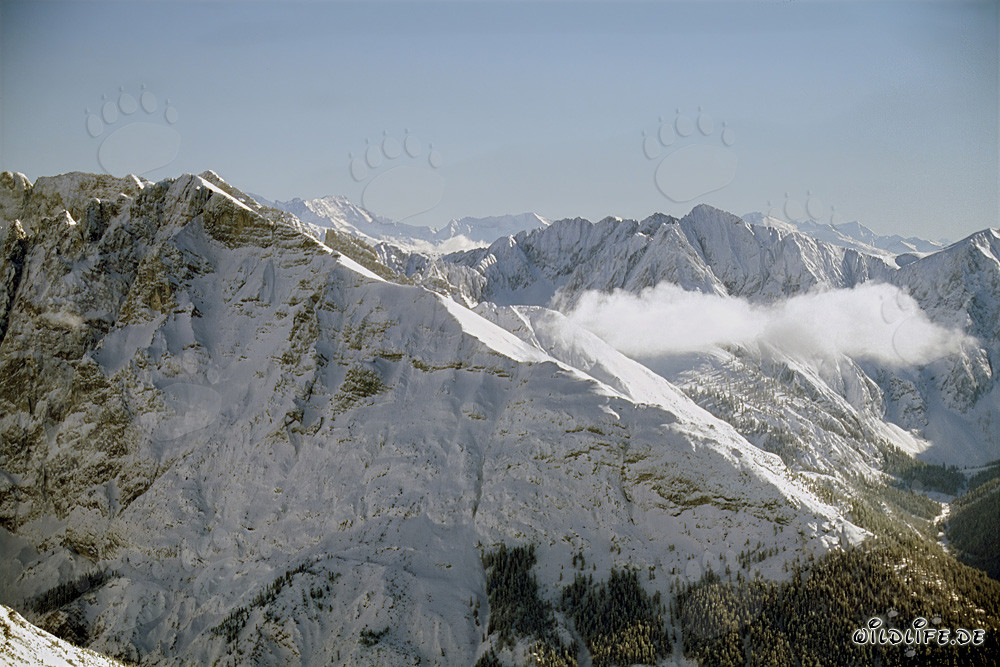 Invierno idílico en la montaña en la pintoresca cordillera de Karwendel