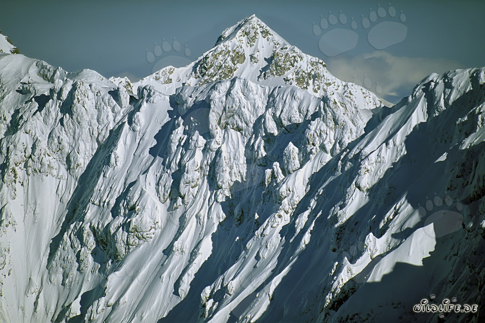 Inverno maestoso nelle montagne del Karwendel con cime innevate e aria cristallina