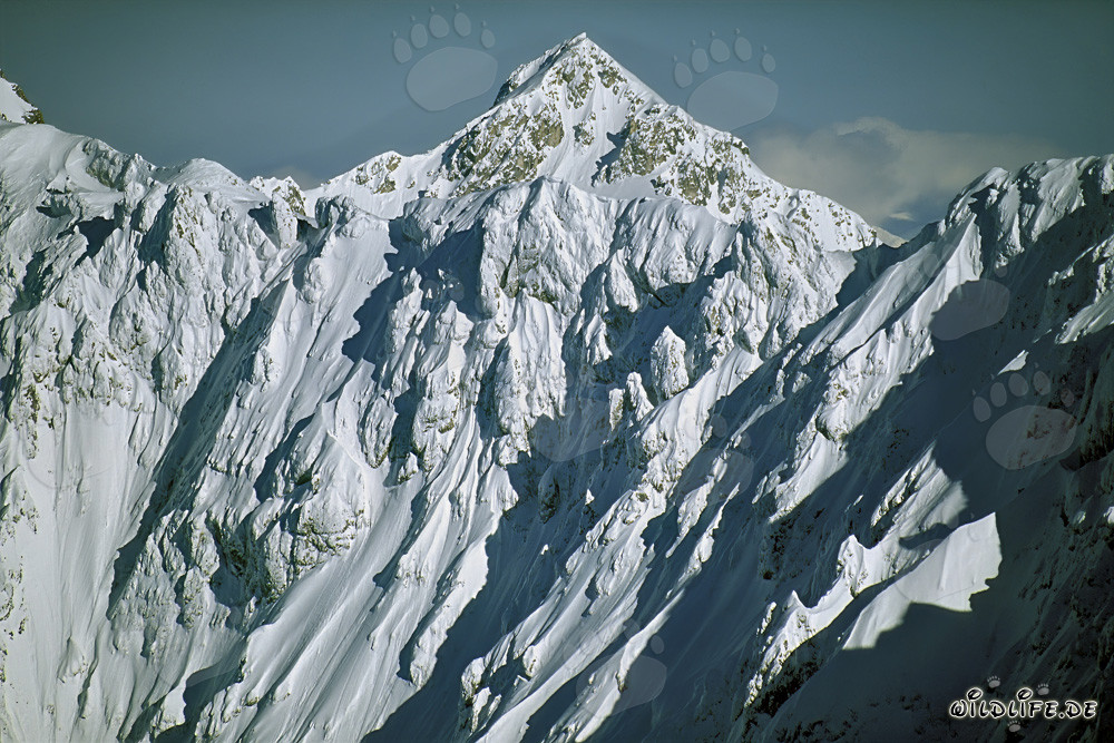 Invierno majestuoso en las montañas de Karwendel con cumbres nevadas y aire cristalino