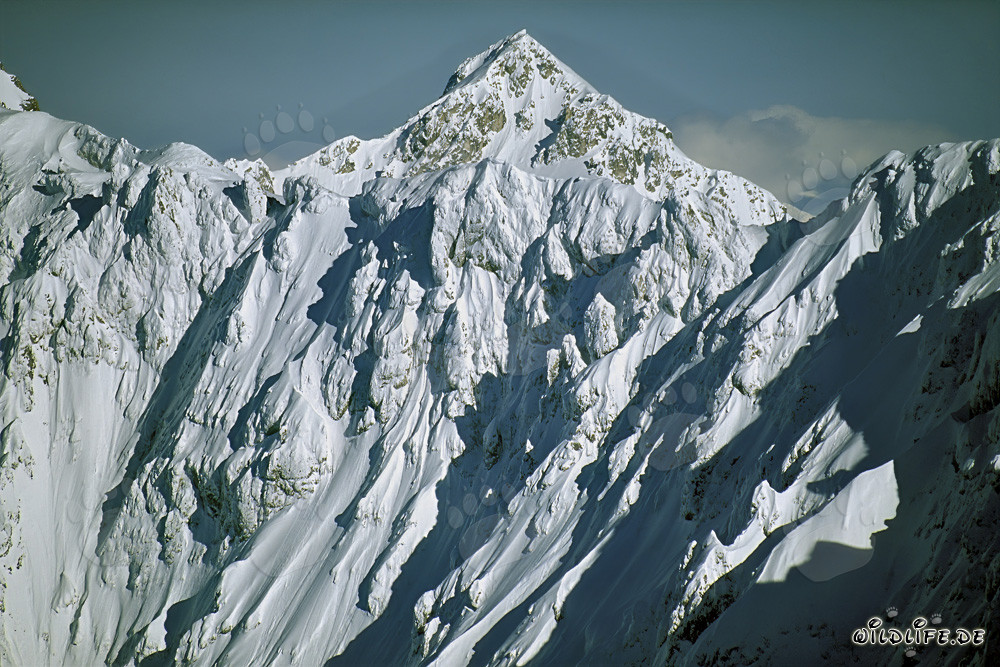 Majestätischer Winter im Karwendelgebirge mit schneebedeckten Gipfeln und kristallklarer Luft