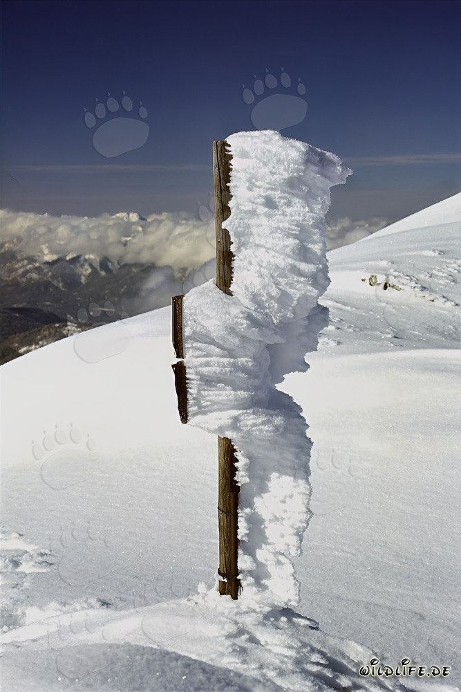Señalización helada en la estación superior del teleférico de Karwendel - Paisaje invernal en los Alpes