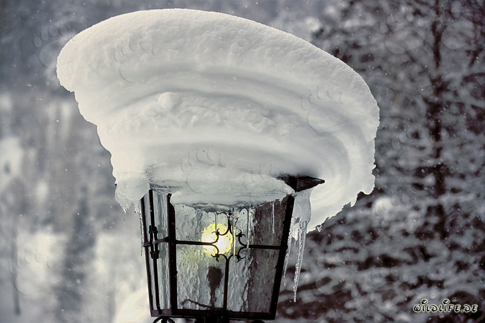 Ambiente invernal romántico: Lámpara nevada en Mittenwald