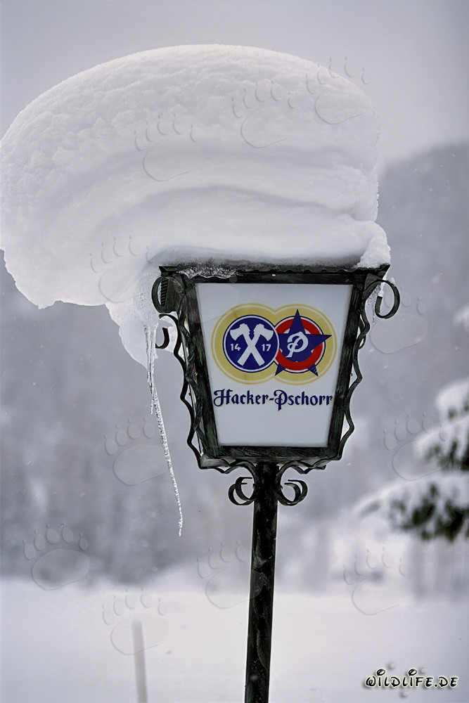 Paesaggio invernale idilliaco con lampada innevata a Mittenwald, Baviera