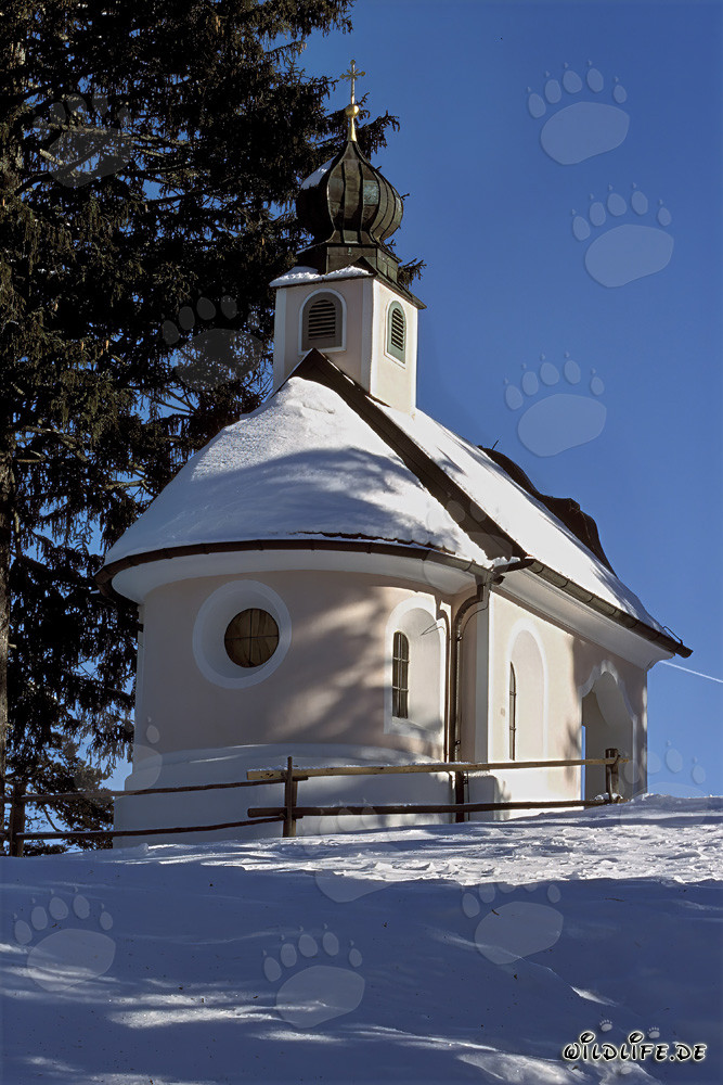 Cappella natalizia romantica tra le montagne innevate della Baviera