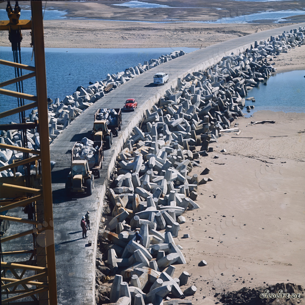 Steintransport am North Headland in Richards Bay, Südafrika