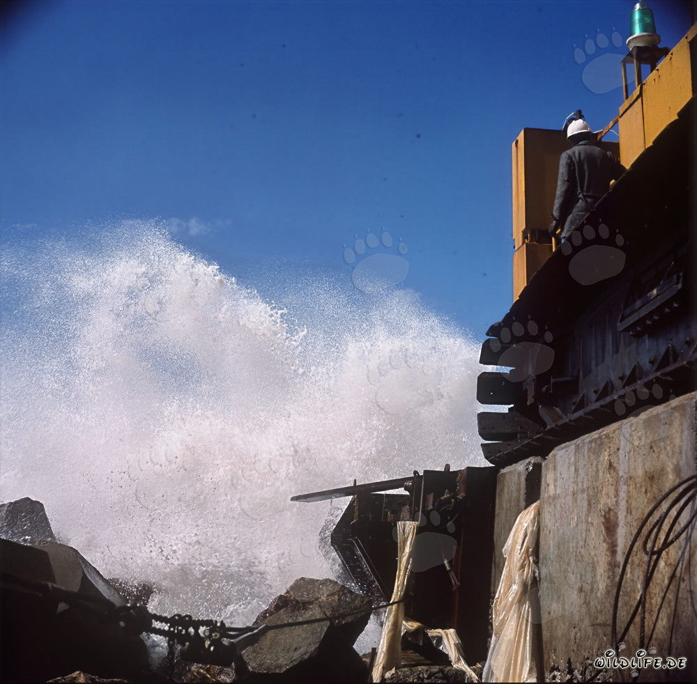 Manitowoc 4600 in heavy swell at Richards Bay, South Africa