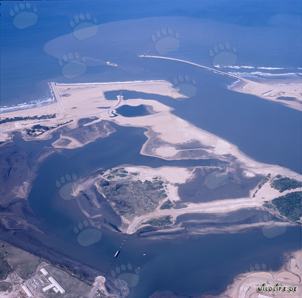 Vista aérea de North Breakwater, North Headland y South Breakwater en Richards Bay, Natal, Sudáfrica