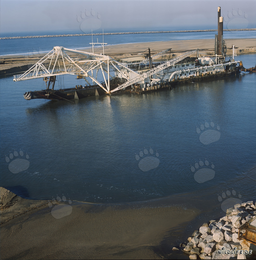 Draga de succión con cabeza cortadora Beverwijk 31 en el puerto de Richards Bay, Sudáfrica