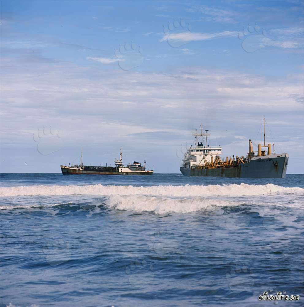 Draga de tolva GEOPOTES X y HENDRIK ZANEN en el puerto de Richards Bay, Sudáfrica