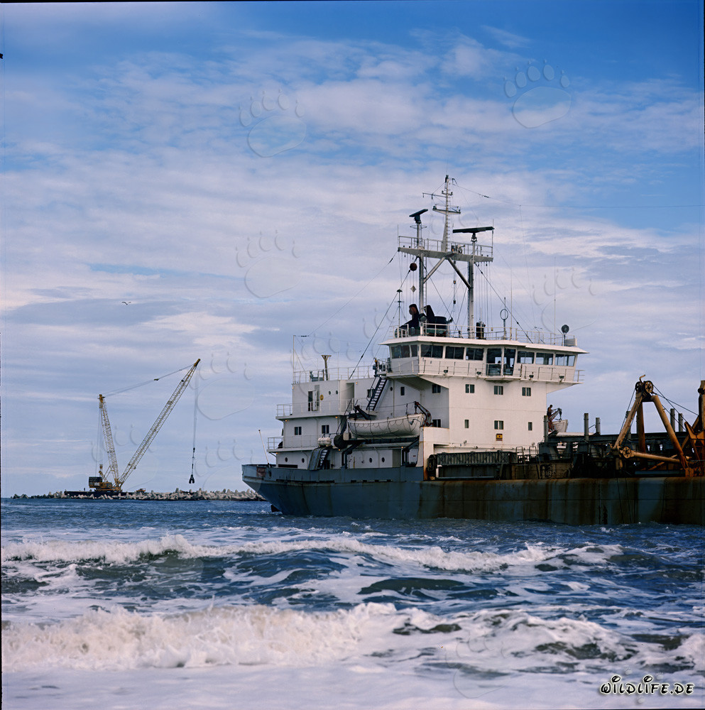 Draga de tolva HENDRIK ZANEN en acción en el puerto de Richards Bay, Sudáfrica