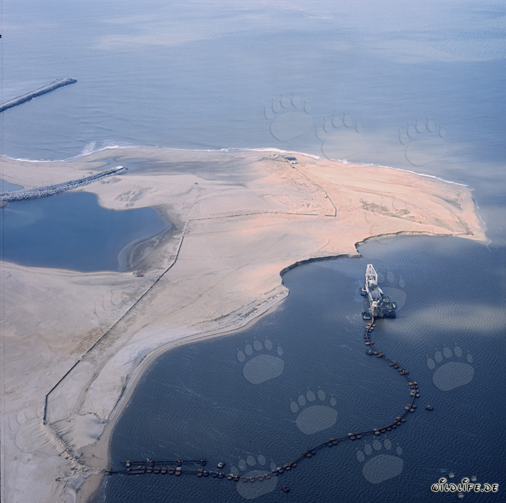 Vista aérea de una draga de succión de cabeza cortadora en el puerto de Richards Bay