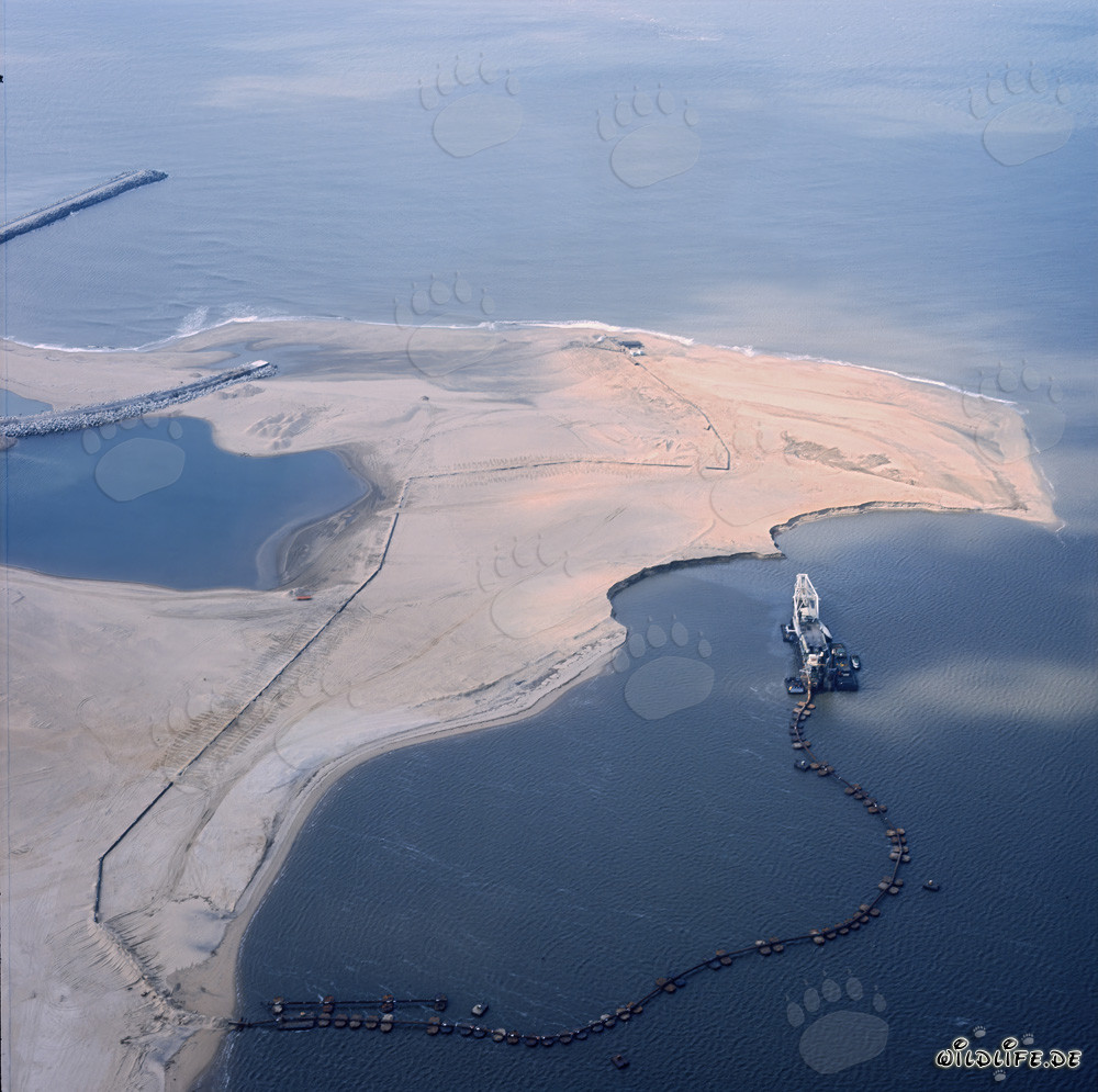 Vue aérienne d'une drague suceuse de tête de coupe dans le port de Richards Bay