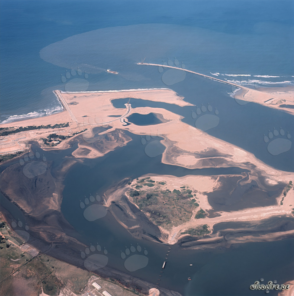 Vista aérea de la expansión del puerto de Richards Bay, Natal, Sudáfrica
